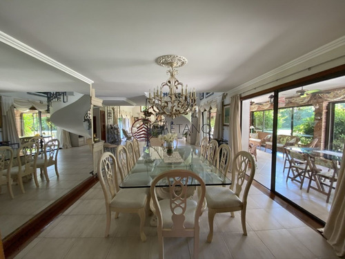 Imagen 7 de 30 de Espectacular Casa A Una Cuadra De La Playa. 7 Dormitorios, 6 Baños. Vista Al Mar. Amplios Y Luminosos Ambientes, Buena Construcción. Buena Ubicación - Punta Del Este Mansa