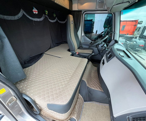 Imagem 9 de 16 de Volvo Vm 270 6x2 2015