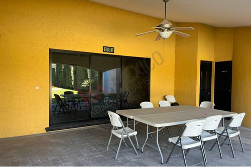 Espectacular Casa En Venta En San Isidro, Con Un Enorme Jardin Y Alberca.