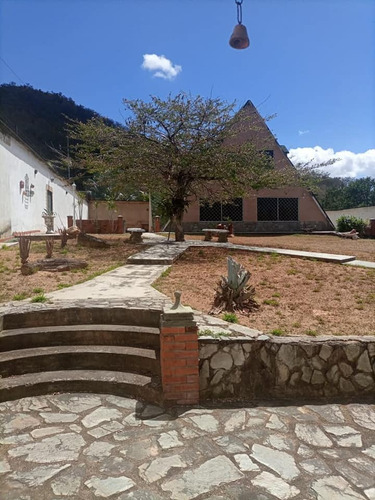 Yosmar Y Fernando Venden Casa Country Tipo Chalet Ubicada En Colinas De Guataparo.
