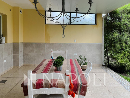 Venta De Casa Tipo Dúplex, Barrio Los Robles En Monte Grande
