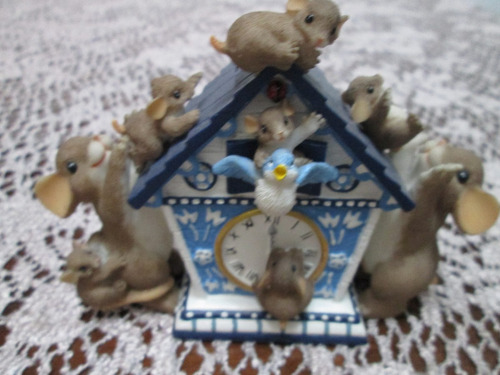 Porcelana Hermosa Figura   Familia De Ratoncitos En Reloj