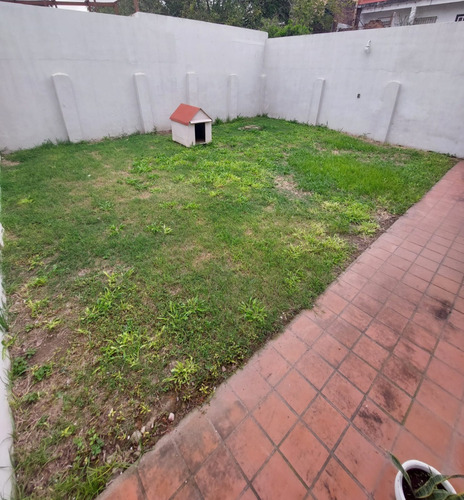 Venta Casa De 3 Dormitorios Con Patio, Barrio Jorge Cura Rosario