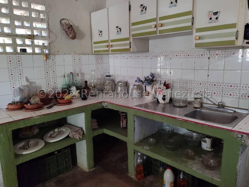 Raiza Suárez Vende Hermosa Casa Ubicada En Simon Planas 2 4 1 4 1 3 4 Posee 5 Habiataciones, 4 Baños, 10 Puestos De Estacionamiento, Piscina, Caney, Parque Infantil, Cocina.