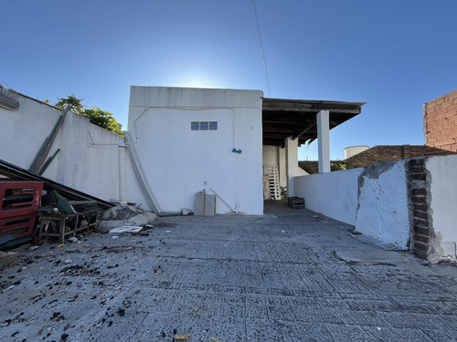 Casa En Reciclado Con Múltiples Ambientes Y Potencial En Ramos Mejía A La Venta