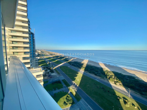 Departamento De 3 Dormitorios En Edificio Le Parc Punta Del Este