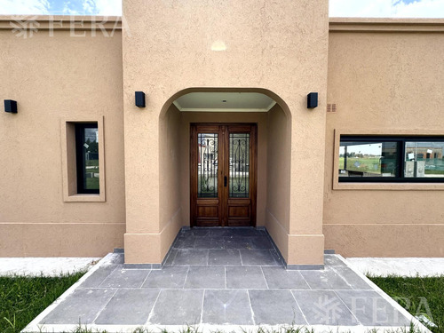 Venta Casa 4 Ambientes Con Piscina Campos De Roca - Brandsen