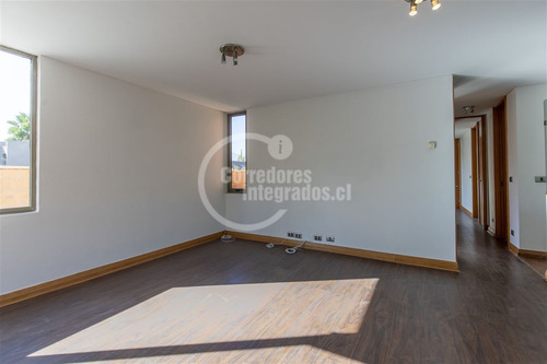 Casa En Arriendo De 5 Dorm. Golf De Manquehue