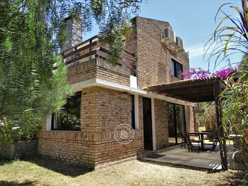 Casa Dos Plantas Con Piscinas Para 6p En Punta Colorada