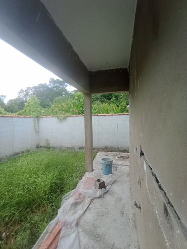 Casa 2 Dormitórios Em Bairro Residencial, Próximo A Comércios, Escolas, Transportes E Muito Mais!