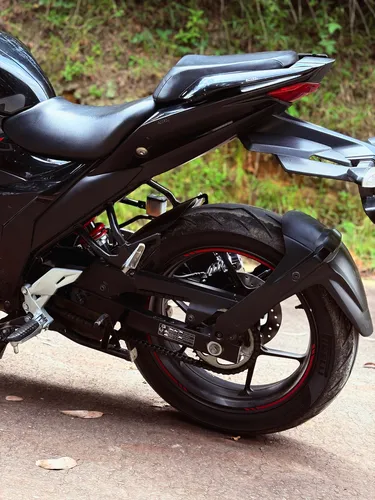 Gixxer 150 Fi Abs Color Negro Con Llantas Pirelli Nuevas