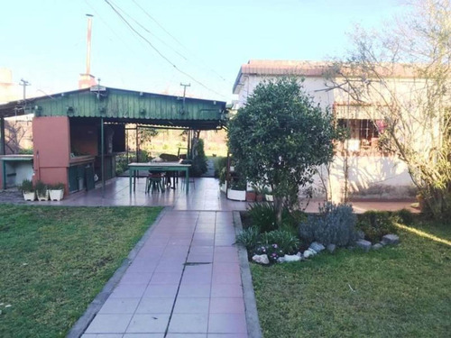Imagen 18 de 30 de En Venta. Importante Casa Con Amplio Jardin. 900m2 Pellegrin
