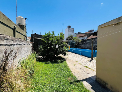 Casa De Cuatro Ambientes En Venta, En Béccar.