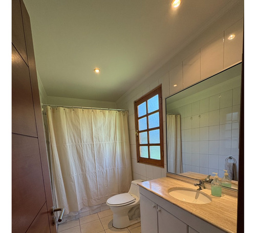 Casa En Venta Estilo Chileno, Ubicada En Chicureo.