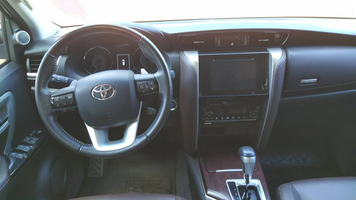Imagem 10 de 11 de Toyota Hilux Sw4 2.7 Srv 7 Lugares 4x2 16v Flex 4p