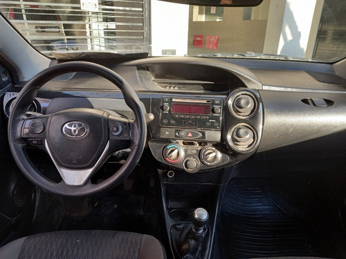 Imagen 4 de 11 de Toyota Etios Xs 1.5 Sedan