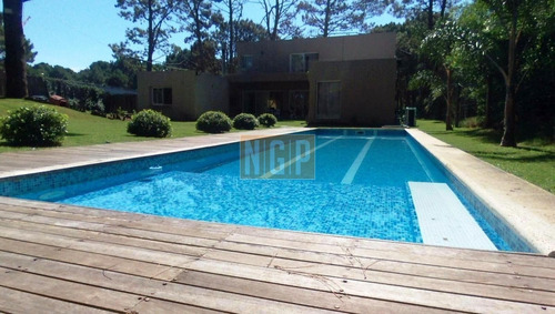 Imagen 3 de 30 de Hermosa Casa Estilo Minimalista Con Piscina Y Muy Buen Parque