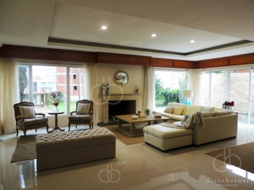 Imagen 8 de 30 de Casa En Mansa, Punta Del Este, 5 Dormitorios, Piscina Y Vista Al Mar.