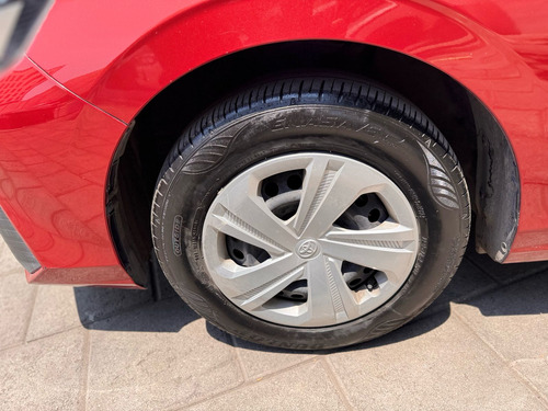 Toyota Yaris 4p Sedán Base L4/1.5 Man