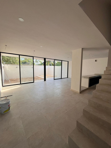 Casa En Venta De 3 Recamaras Con Cuarto De Servicio Ubicada En Montes De Ame.