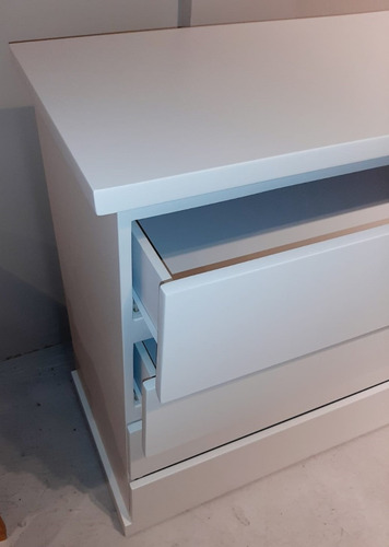 Imagen 4 de 10 de Comoda Ralph 4 Cajones Laca Blanca En Mdf Y Madera Maciza