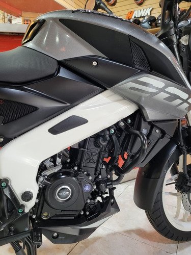 Imagen 9 de 20 de Bajaj Rouser 200 Ns Dunlop 0km