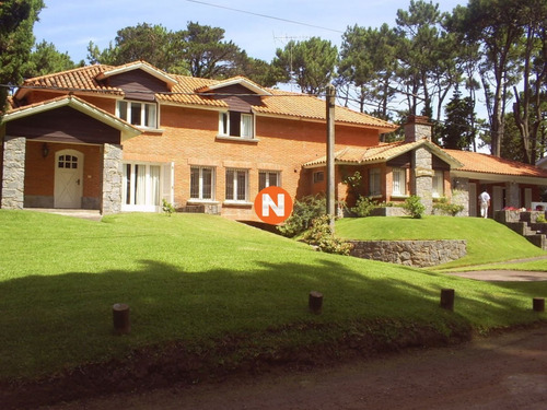 Oportunidad, Casa En Venta, Golf, Punta Del Este, 6 Dormitorios.- Ref: 206771