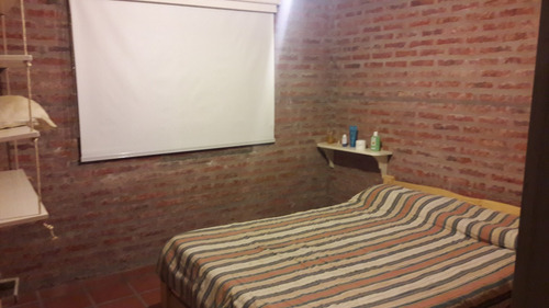Casa Construida Hace 8 Años Con Solo 2 Temporadas De Uso, Impecable, Con Importante Terreno Libre.