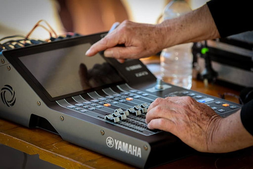 Yamaha Dm3 Dante Mixer Mezcladora 16 Canales 8 Salidas Xlr