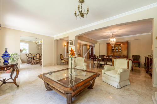 Venta Casa De 8 Ambientes Con Pileta , Jardín Y Parrilla - San Isidro