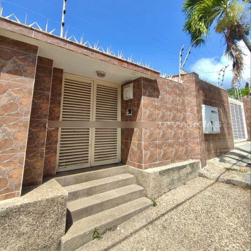 En Venta Amplia Quinta 3 Niveles  Ubicado En Palmareste Estado La Guaira Ref 006 - 412