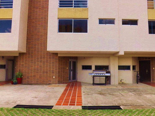 Tibisay Rojas Vende Townhouse A Estrenar En Altos De Aricagua. Urb. Mañongo   Cod. 218162