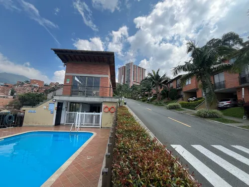 Casa De Dos Niveles En Envigado