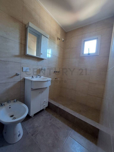 Imagen 15 de 18 de 133 Entre 70 Y 71 . Duplex En Venta, Los Hornos.-