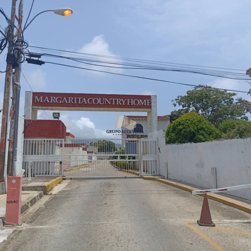 Townhouses En Venta, En La Urbanización Margarita Country Home, Ubicado En La Avenida Libertad Este, Direccion Via Los Robles. Isla De Margarita 