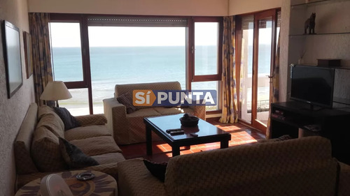 Venta De Apartamento De 2 Dormitorios En Mansa Frente Al Mar