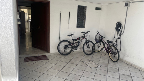 Vendo Casa Paseos De Churubusco. Parque Tezontle, Plaza Oriente A 400 Mts. Central De Abastos , Metrobus Rio Teolutla A 50 Mts., Central De Abastos., Foro Sol. A 5 Minutos. Aeropuerto A 10 Min.