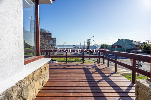 Mansa, Casa Reciclada De 2 Dormitorios Y Medio Vista Al Mar 