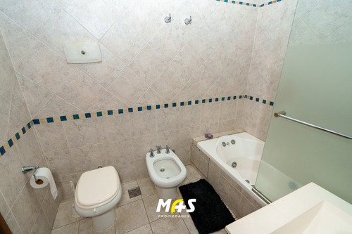 Villa Del Parque. Casa En Venta 5 Amb. Gge. Quincho Impecable!