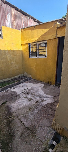 Alquiler Casa Al Fondo Totalmente Independiente 3 Dormitorios, Parrillero, 2 Patios Y Cochera.contacto De Lunes A Viernes De 10 A 18 Horas
