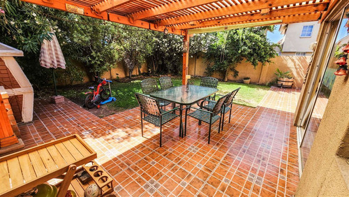 Gran Oportunidad Casa 3 Pisos 4dor. 3est. En Condominio Int