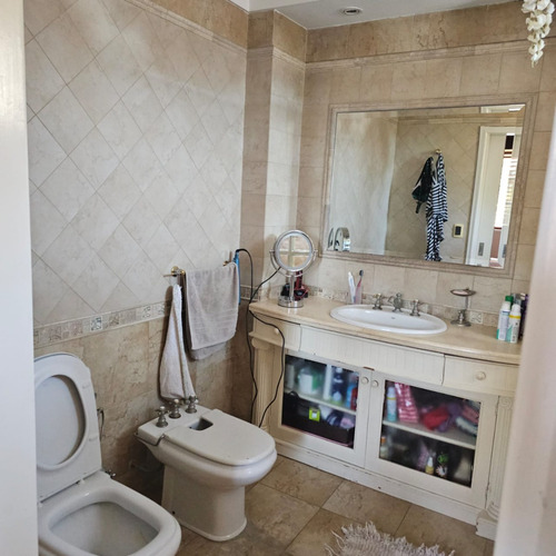 Excelente Chalet De 4 Amplios Ambientes Sobre Lote De 12,99 X 51, Con Garage Cubierto Para 3 Autos, Galeria Con Parrilla, Fondo Y Quincho. Excelente Estado. Nuevo Valor
