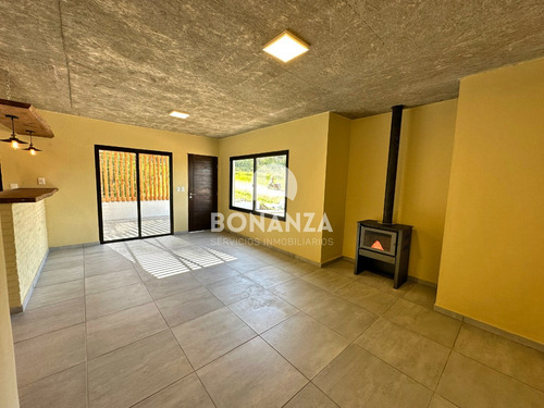 Casa En Venta A Estrenar. Piriápolis. 2 Dormitorios, 2 Baños, Parrillero. Construcción Tradicional.