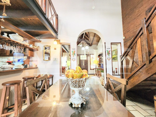 Distinguida Casa En Barrio Centro