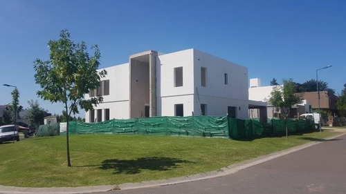 Casa  En Venta Ubicado En Los Olivares, Malvinas Argentinas, G.b.a. Zona Norte