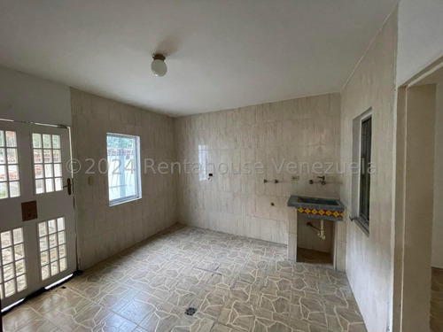 Casa Quinta En Venta Urb El Castaño Maracay Toda Remodelada Cocina Empotrada De Seguridad Amplia Y Cómoda Nela 25-1318