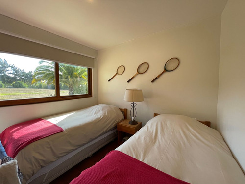 Casa Con Gran Jardín Formado En Dos Sitios