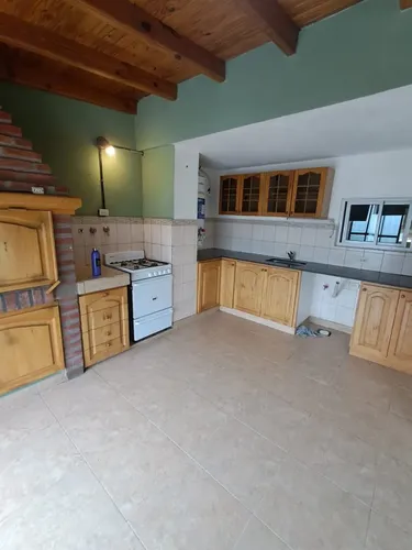 Oportunidad Única: Amplio Departamento De 3 Dormitorios Con Quincho Y Parrilla Propia En Barrio Roca Puerto Madryn - foto 1