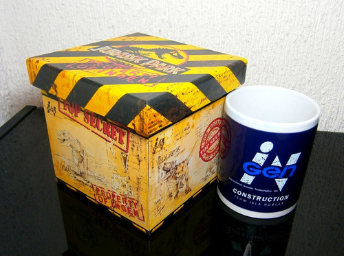 Taza Jurassic World Ingen, Con Caja De Madera Game Over