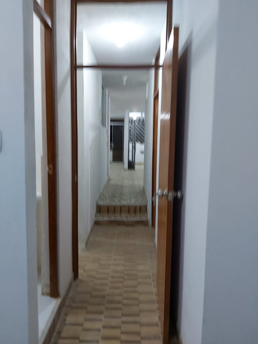 Alquilo Departamento Urb. Sta. Margarita 3ra. Et. (2do. Nivel) (ref. : A Una Cuadra De Maxi Bodega Av. Principal)